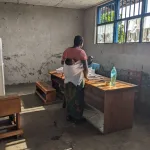 Le premier électeur a déposé son bulletin de vote dans l'urne au centre de Negapeta dans la commune de Karisimbi dans la ville de Goma.