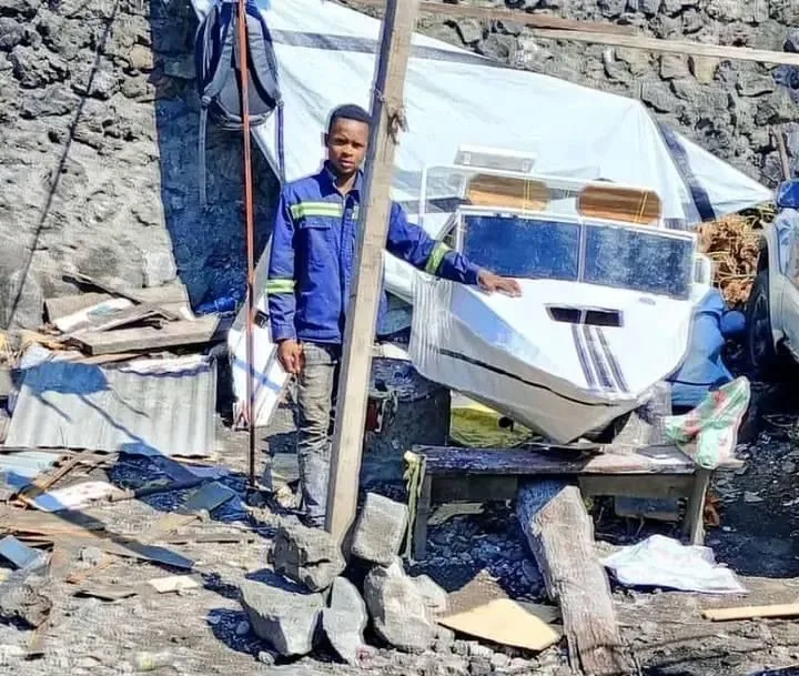 Victoire CHITULI construit un bateau pour éviter les naufrages sur le lac-Kivu