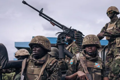 Une escorte de militaires kényans et congolais monte la garde à l'aéroport de Goma, dans l'est de la République démocratique du Congo, le 15 novembre 2022. AFP