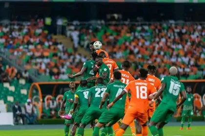 Le pays hôte démarre tambour battant, le Nigeria refroidi dès l'entame de la compétition