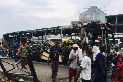 Un bus Transco affecté au réseau interurbain en provenance de Masimanimba, province du Kwilu, a été brulé dimanche soir à Pascal, dans la commune de Masina à Kinshasa