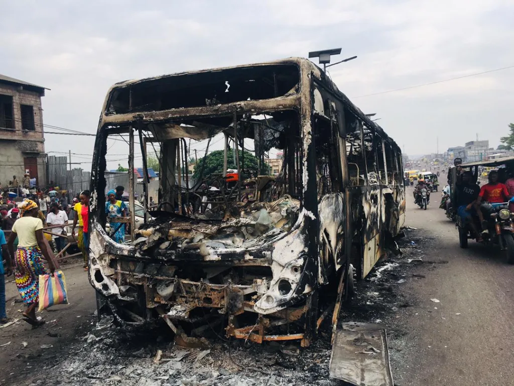 Un bus Transco affecté au réseau interurbain en provenance de Masimanimba, province du Kwilu, a été brulé dimanche soir à Pascal, dans la commune de Masina à Kinshasa