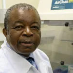 Le Dr Jean-Jacques Muyembe est un microbiologiste de renom et directeur général de l'Institut national de recherche biomédicale de la RDC, ainsi que professeur de microbiologie à la faculté de médecine de l'Université de Kinshasa. Il est également conseiller auprès du Comité d'urgence du Règlement sanitaire international de l'OMS concernant Ebola.