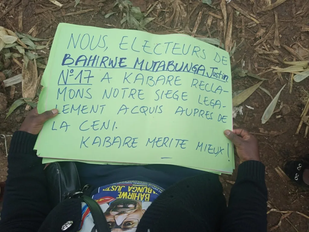 Des habitants en colère manifestent à Kabare pour dire non aux manœuvres de la CENI visant à écarter leur élu Justin BAHIRWE de la liste des députés élus dans cette partie du sud-kivu.