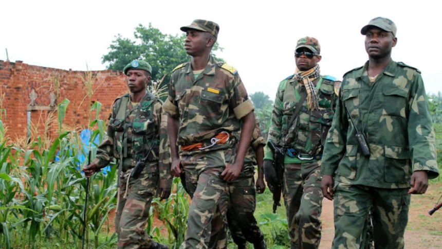 Une photo prise le 31 décembre 2013 montre le regretté colonel Mamadou Ndala (2e à gauche) patrouillant avec ses troupes à Kokola, près d'Eringeti, en République démocratique du Congo. Ndala, le commandant des troupes gouvernementales congolaises combattant les rebelles islamistes ougandais dans l'est du pays, a été tué dans une embuscade le 2 janvier 2014 [Photo d'illustration]