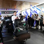 Des réfugiés israéliens et ukrainiens arrivent grâce à un vol de secours à l'aéroport international Ben Gurion, près de Tel Aviv, le 3 mars 2022. (Crédit : Avshalom Sassoni/Flash90)