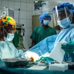 Goma, Nord-Kivu, RDC. L'équipe chirurgicale du CICR et de l'hôpital CBCA Ndosho opère un blessé par arme.