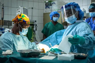 Goma, Nord-Kivu, RDC. L'équipe chirurgicale du CICR et de l'hôpital CBCA Ndosho opère un blessé par arme.