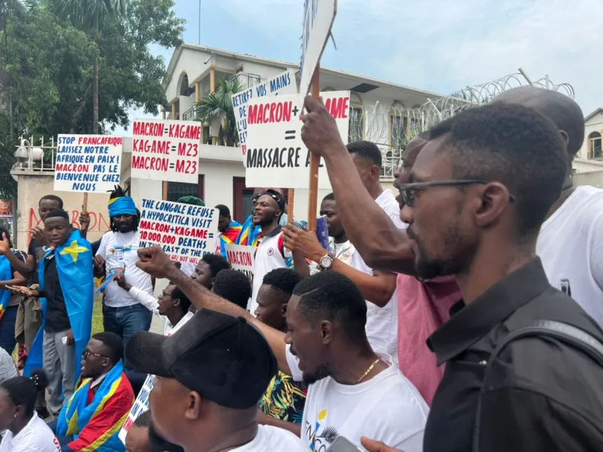 Manifestation devant l'ambassade des États-Unis à Kinshasa pour protester contre son soutien à Kigali