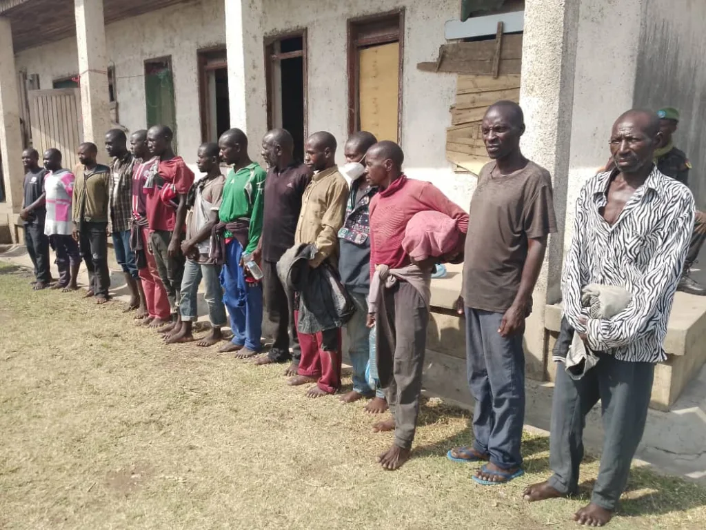 14 pêcheurs, 67 moteurs et 7 pirogues arrêtés par la marine ougandaise ont été remis à la force navale congolaise