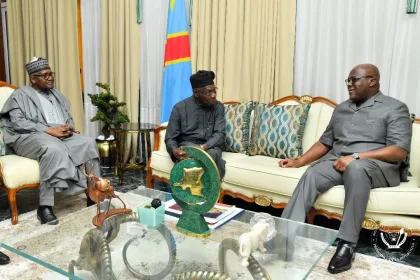 le président Félix Tshisekedi et l'ex-président nigérian Olusegun Obasanjo, accompagné de l'homme d'affaires Aliko Dangote