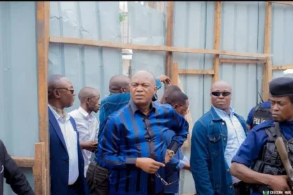 Gentiny Ngobila ordonne l’arrêt des travaux de deux chantiers de constructions anarchiques à Ngaliema et Kintambo