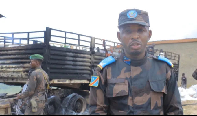 Illustration : le capitaine Antony Mualushayi, porte-parole des opérations Sokola 1 grand, après l'incendie des véhicules de PAM à Oicha, au stade de Mbimbi à 2023