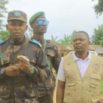 Le capitaine Antony Mualushayi présente à la presse l'ancien député provincial Jean-Paul Ngahangondi capturé lors de l'attaque ADF à Ngite 25 avril 2024