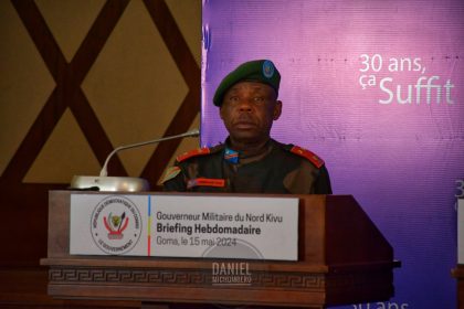 Le Gouverneur Militaire a.i de la province du Nord-Kivu Peter CHIRIMWAMI dans son bureau
