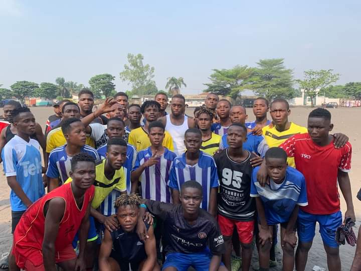 Aaron Wan-Bissaka de Manchester United passe du bon temps à Kinshasa dans son quartier Ndjili