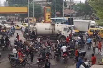 Échauffourées entre policiers et conducteurs de moto-taxi après la mort d'un motard à Gombe