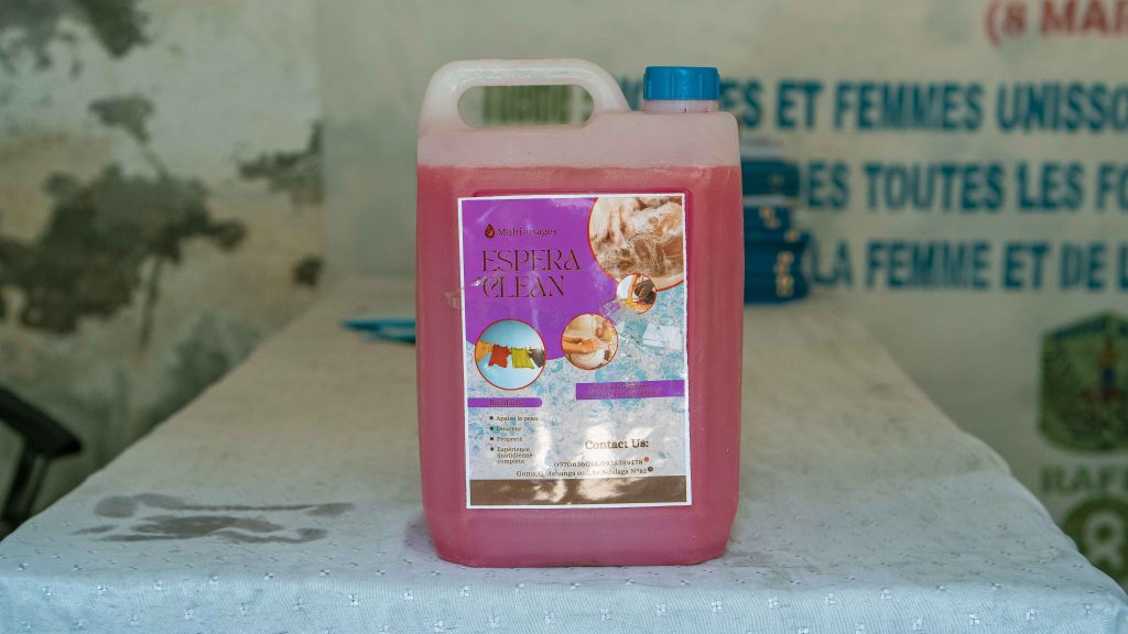 Une entrepreneure fabrique des savons liquides pour une bonne hygiène dans la ville touristique